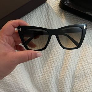 Brand new, never worn Tom Ford FT0846 Poppy cat eye sunglasses.